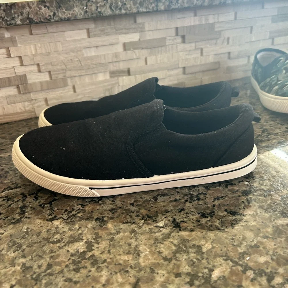 Cat & Jack girls black canvas slide on tennis shoes size 6.. in EUC - Picture 3 of 4